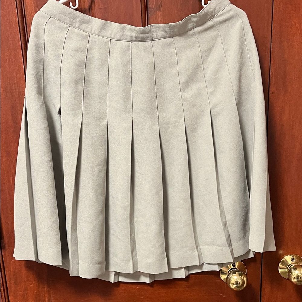 Laura Scott Elegant Light Green Pleated Skirt
